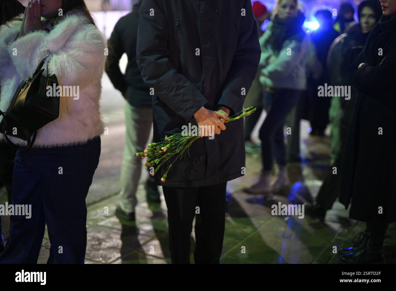 Varsovie, Pologne. 16 février 2025. Plusieurs centaines de personnes se réunissent devant l'ambassade de Russie à Varsovie, en Pologne, le 16 février 2025 pour marquer le premier anniversaire d'Alexei Navalny. (Photo de Jaap Arriens/Sipa USA) crédit : Sipa US/Alamy Live News Banque D'Images