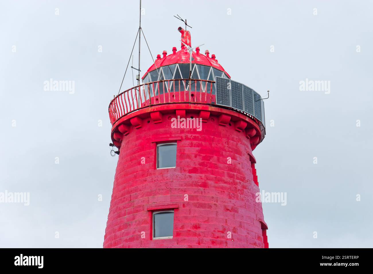 Phare rouge emblématique de Poolbeg sur la rivière Liffey, près de Poolbeg à Dublin, Irlande. Banque D'Images