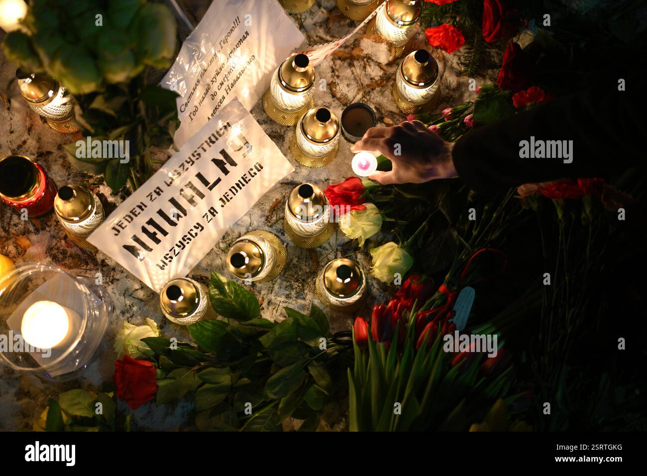 Varsovie, Pologne. 16 février 2025. Plusieurs centaines de personnes se réunissent devant l'ambassade de Russie à Varsovie, en Pologne, le 16 février 2025 pour marquer le premier anniversaire d'Alexei Navalny. (Photo de Jaap Arriens/Sipa USA) crédit : Sipa US/Alamy Live News Banque D'Images