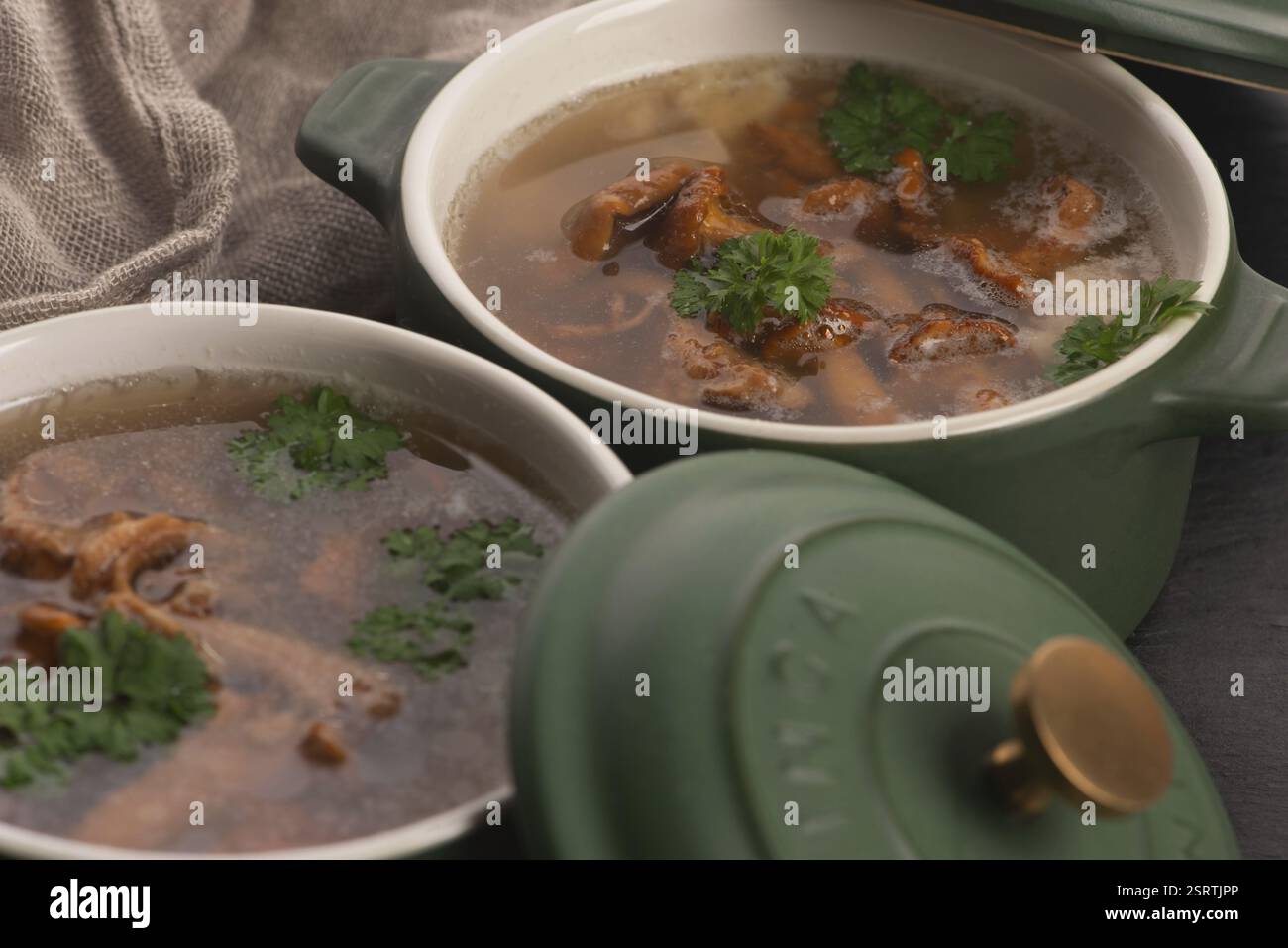 Soupe aux champignons chanterelles de près Banque D'Images