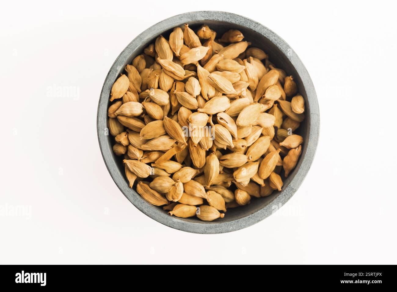 Gousses de cardamome sur fond blanc Banque D'Images