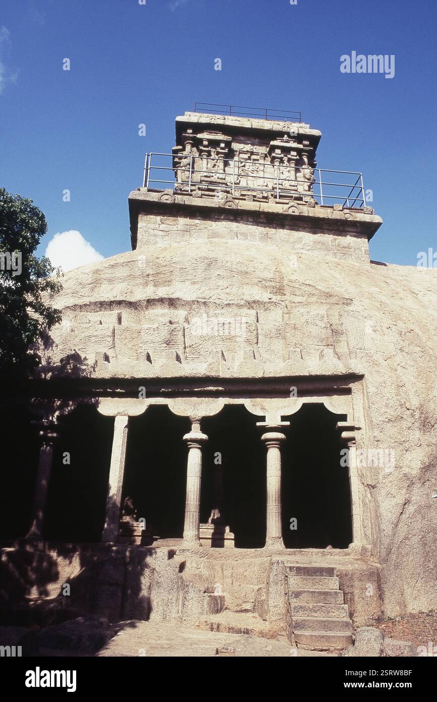 Mahishasuramardini Mandapam et ancien phare, Mamallapuram, Tamil Nadu, Inde, Asie Banque D'Images