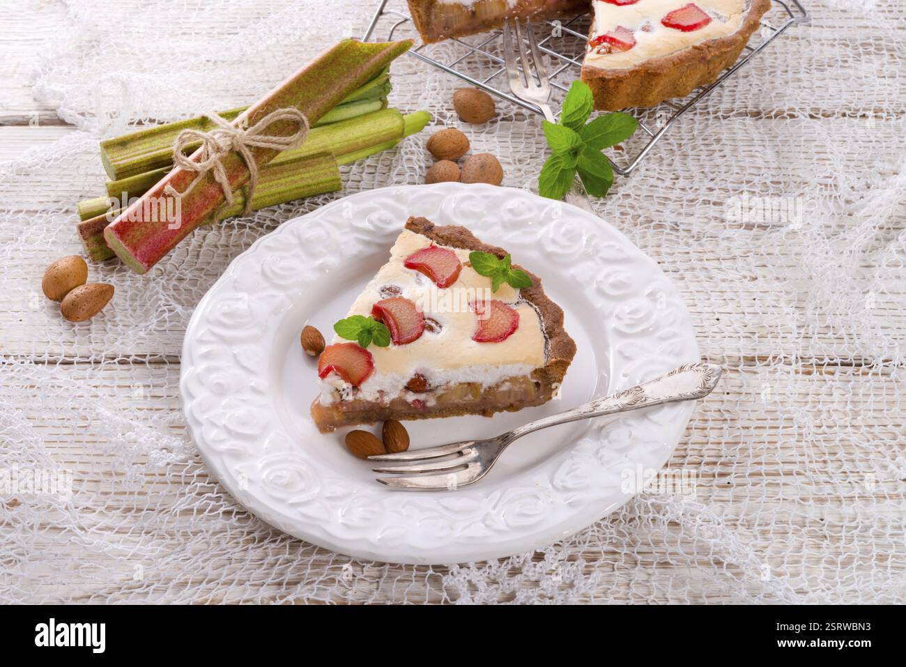 Gâteaux à la rhubarbe avec meringue et amandes Banque D'Images