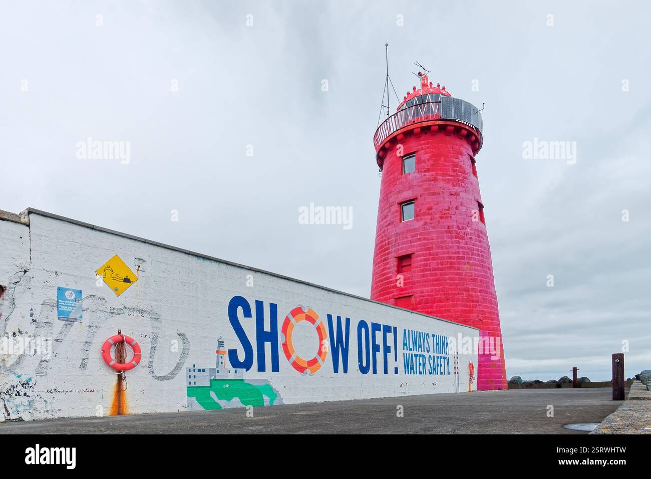 Phare rouge emblématique de Poolbeg sur la rivière Liffey, près de Poolbeg à Dublin, Irlande. Banque D'Images