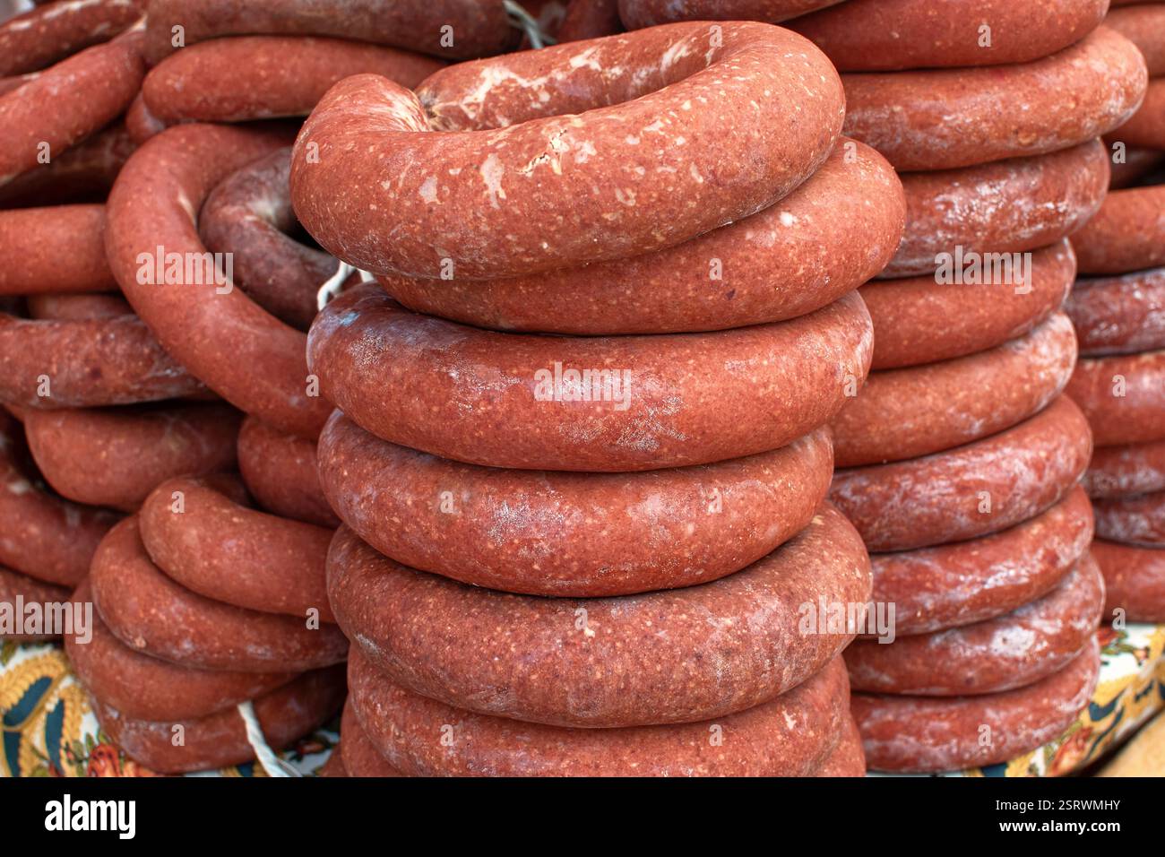 Saucisses séchées dans un marché. Saucisses épicées de style turc. Sucuk Banque D'Images