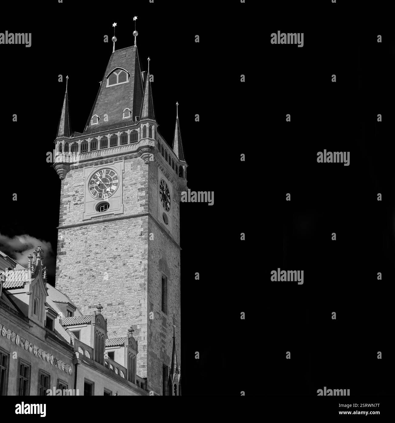 Vieille tour médiévale de l'horloge de l'hôtel de ville à Prague, un monument de la ville érigé en 1364 (Noir et Blanc avec espace de copie) Banque D'Images