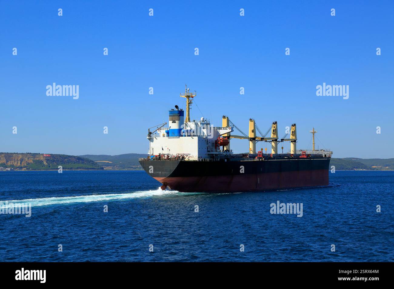 Un cargo sec en cours. Vue d'un bateau passant par les Dardanelles et sur le point d'entrer dans la mer de ​​Marmara. Turquie Banque D'Images