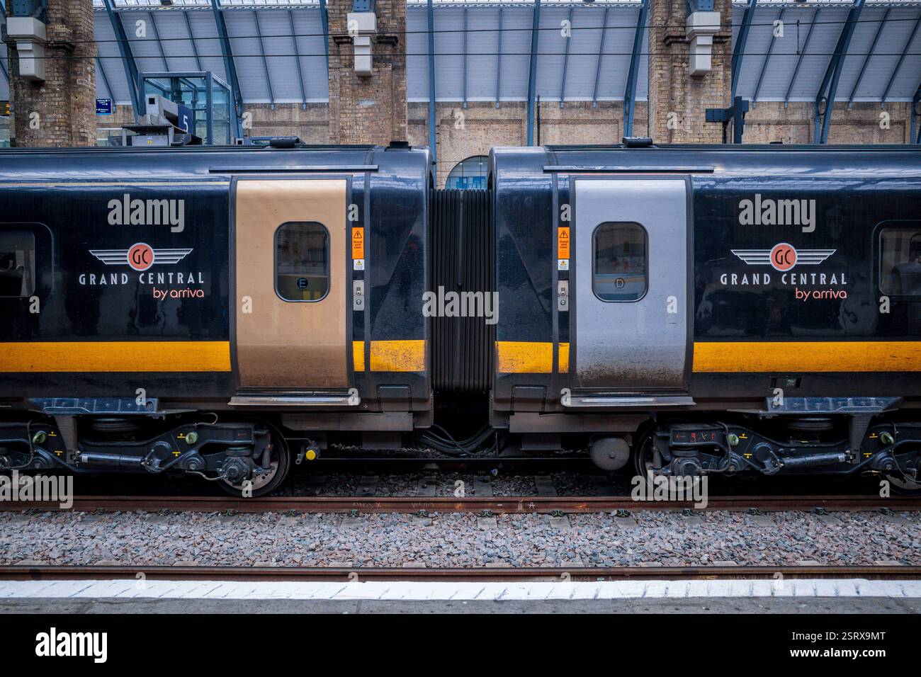 Grand Central train à Kings Cross Station London. Grand Central train à la gare Kings Cross de Londres, Royaume-Uni. Une filiale d'arriva UK trains. Banque D'Images