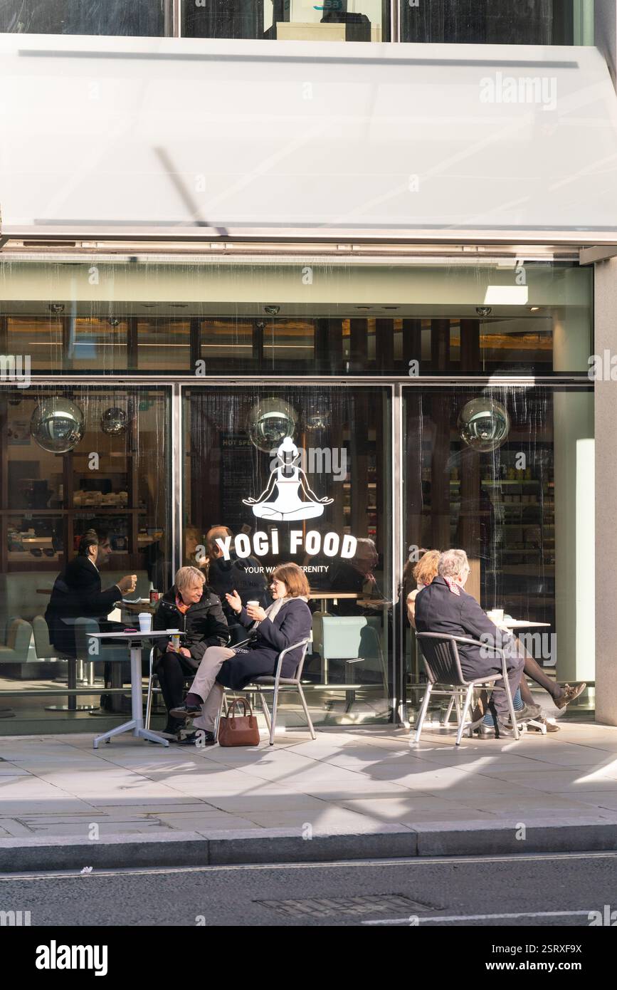 Les gens se détendent au Yogi Food, un café sur Ludgate Hill Banque D'Images