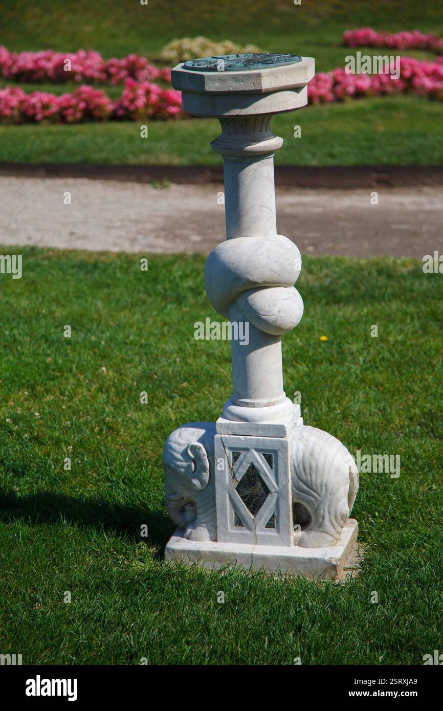 Une sculpture dans le jardin du Vanderbillt la façade ornée de la maison Breakers à Newport, Rhode Island, États-Unis Banque D'Images Une sculpture dans le jardin du Vanderbillt la façade ornée de la maison Breakers à Newport, Rhode Island, États-Unis Banque D'Images
