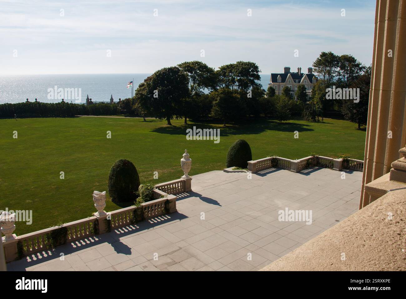 L'élégant jardin avec vases, une maison d'été et la rive de l'océan, le manoir Breakers, Newport, Rhode Island, USA Banque D'Images L'élégant jardin avec vases, une maison d'été et la rive de l'océan, le manoir Breakers, Newport, Rhode Island, USA Banque D'Images