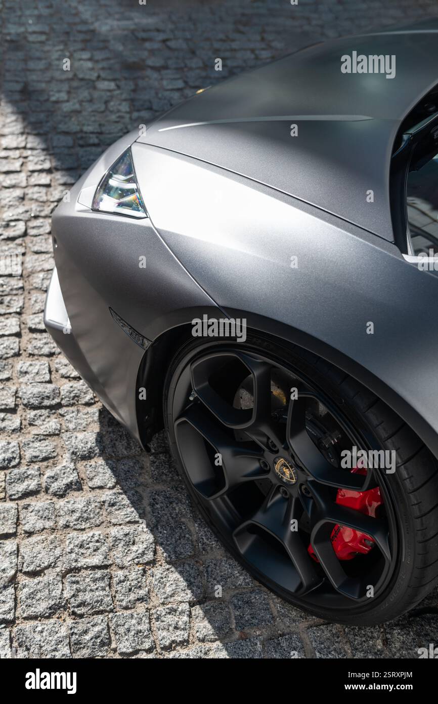 Ukraine - 3 novembre 2024 : vue rapprochée de la partie avant de la Lamborghini Huracan grise Banque D'Images
