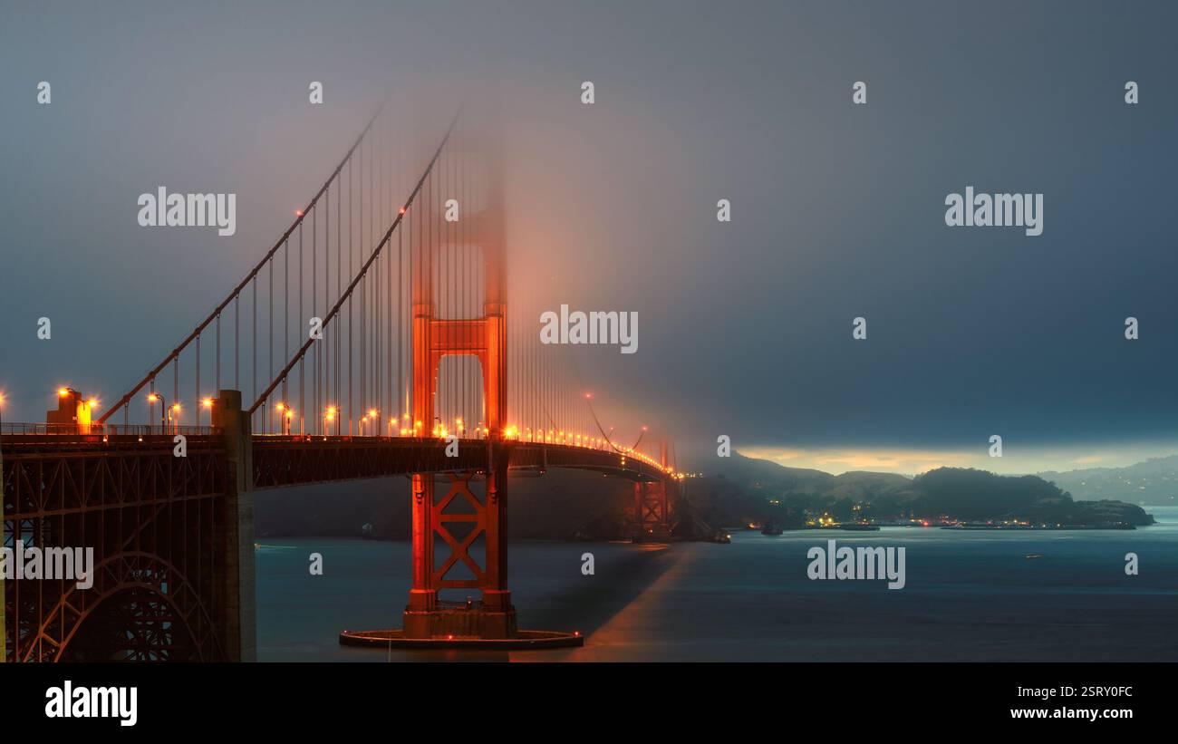 Le Golden Gate Bridge illuminé par les lumières du coucher du soleil à San Francisco, Californie Banque D'Images