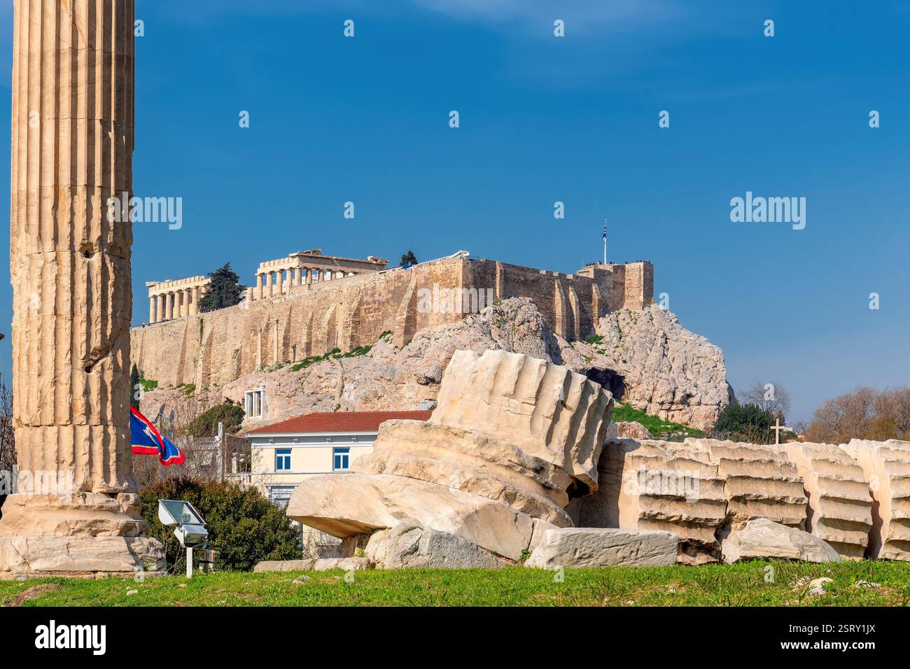 Ancien temple olympique de Zeus et l'Acropole à Athènes, Grèce Banque D'Images