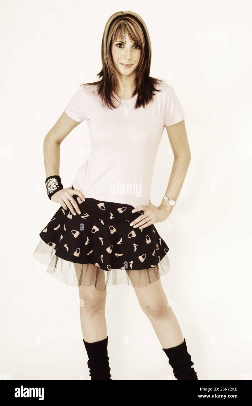 ALEX JONES, PRÉSENTATEUR de télévision, JEUNE, SHOOTING DE MODE : un tournage de mode de style de rue pré-national de l'ère télévisée des années 2000 avec le présentateur de télévision Alex Jones, âgé de 26 ans, à Newport le 11 février 2004. Photographie : ROB WATKINS. INFO : Alex Jones est un présentateur de télévision gallois connu pour avoir co-animé 'The One Show' de BBC One depuis 2010. Réputée pour sa présence engageante et chaleureuse à l'écran, elle est devenue une figure aimée de la télévision britannique, contribuant à divers programmes et projets. Banque D'Images