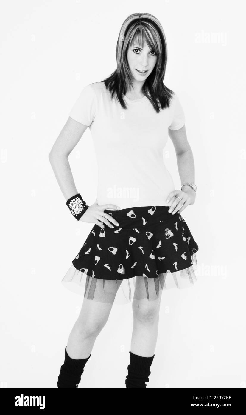 ALEX JONES, PRÉSENTATEUR de télévision, JEUNE, SHOOTING DE MODE : un tournage de mode de style de rue pré-national de l'ère télévisée des années 2000 avec le présentateur de télévision Alex Jones, âgé de 26 ans, à Newport le 11 février 2004. Photographie : ROB WATKINS. INFO : Alex Jones est un présentateur de télévision gallois connu pour avoir co-animé 'The One Show' de BBC One depuis 2010. Réputée pour sa présence engageante et chaleureuse à l'écran, elle est devenue une figure aimée de la télévision britannique, contribuant à divers programmes et projets. Banque D'Images