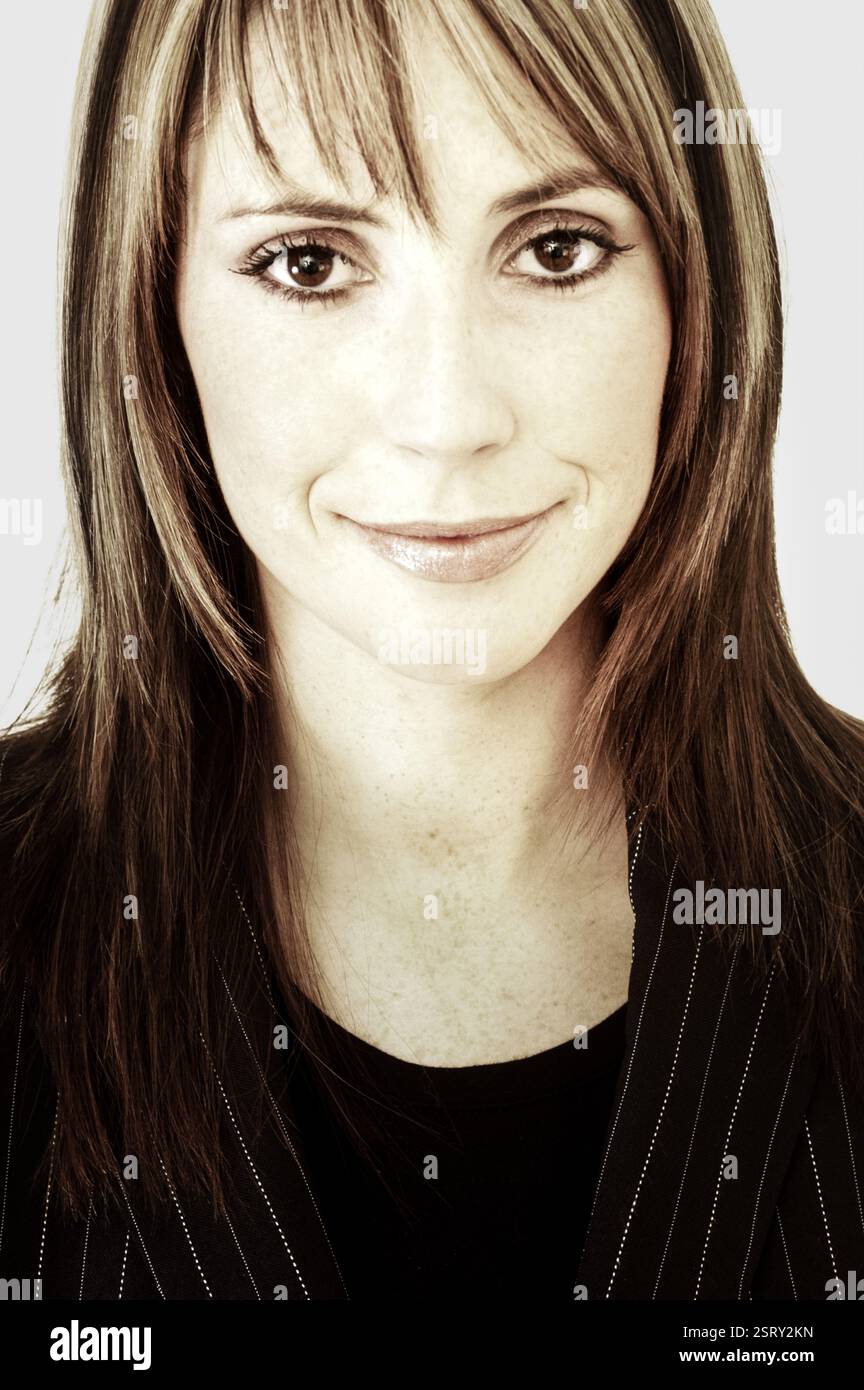 ALEX JONES, PRÉSENTATEUR de télévision, JEUNE, SHOOTING DE MODE : un tournage de mode de style de rue pré-national de l'ère télévisée des années 2000 avec le présentateur de télévision Alex Jones, âgé de 26 ans, à Newport le 11 février 2004. Photographie : ROB WATKINS. INFO : Alex Jones est un présentateur de télévision gallois connu pour avoir co-animé 'The One Show' de BBC One depuis 2010. Réputée pour sa présence engageante et chaleureuse à l'écran, elle est devenue une figure aimée de la télévision britannique, contribuant à divers programmes et projets. Banque D'Images