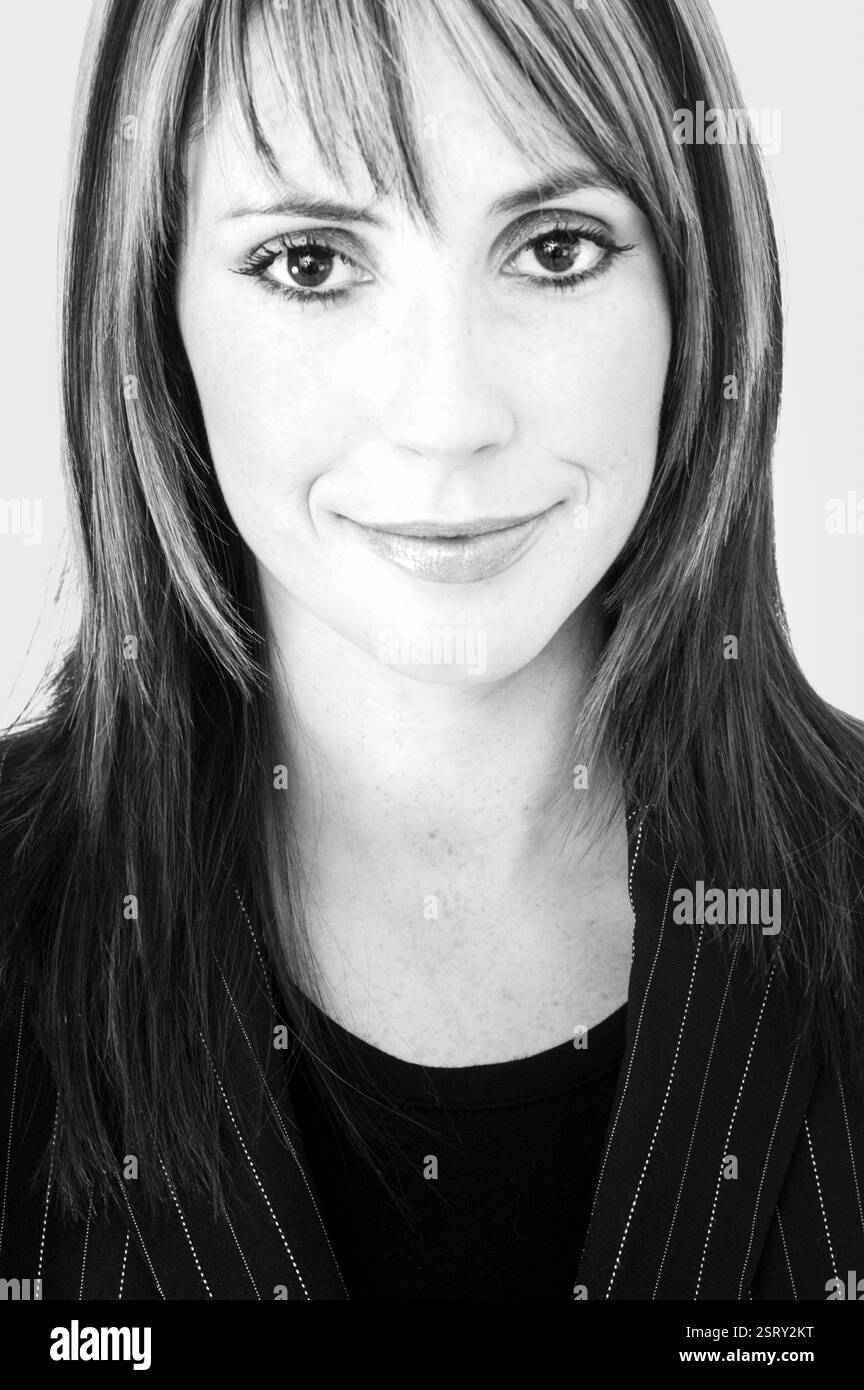 ALEX JONES, PRÉSENTATEUR de télévision, JEUNE, SHOOTING DE MODE : un tournage de mode de style de rue pré-national de l'ère télévisée des années 2000 avec le présentateur de télévision Alex Jones, âgé de 26 ans, à Newport le 11 février 2004. Photographie : ROB WATKINS. INFO : Alex Jones est un présentateur de télévision gallois connu pour avoir co-animé 'The One Show' de BBC One depuis 2010. Réputée pour sa présence engageante et chaleureuse à l'écran, elle est devenue une figure aimée de la télévision britannique, contribuant à divers programmes et projets. Banque D'Images