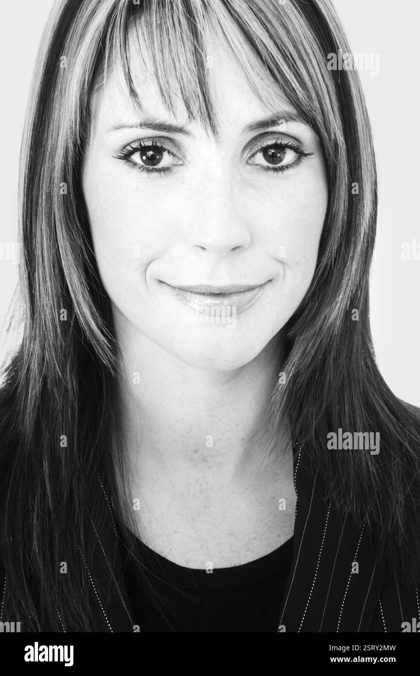 ALEX JONES, PRÉSENTATEUR de télévision, JEUNE, SHOOTING DE MODE : un tournage de mode de style de rue pré-national de l'ère télévisée des années 2000 avec le présentateur de télévision Alex Jones, âgé de 26 ans, à Newport le 11 février 2004. Photographie : ROB WATKINS. INFO : Alex Jones est un présentateur de télévision gallois connu pour avoir co-animé 'The One Show' de BBC One depuis 2010. Réputée pour sa présence engageante et chaleureuse à l'écran, elle est devenue une figure aimée de la télévision britannique, contribuant à divers programmes et projets. Banque D'Images