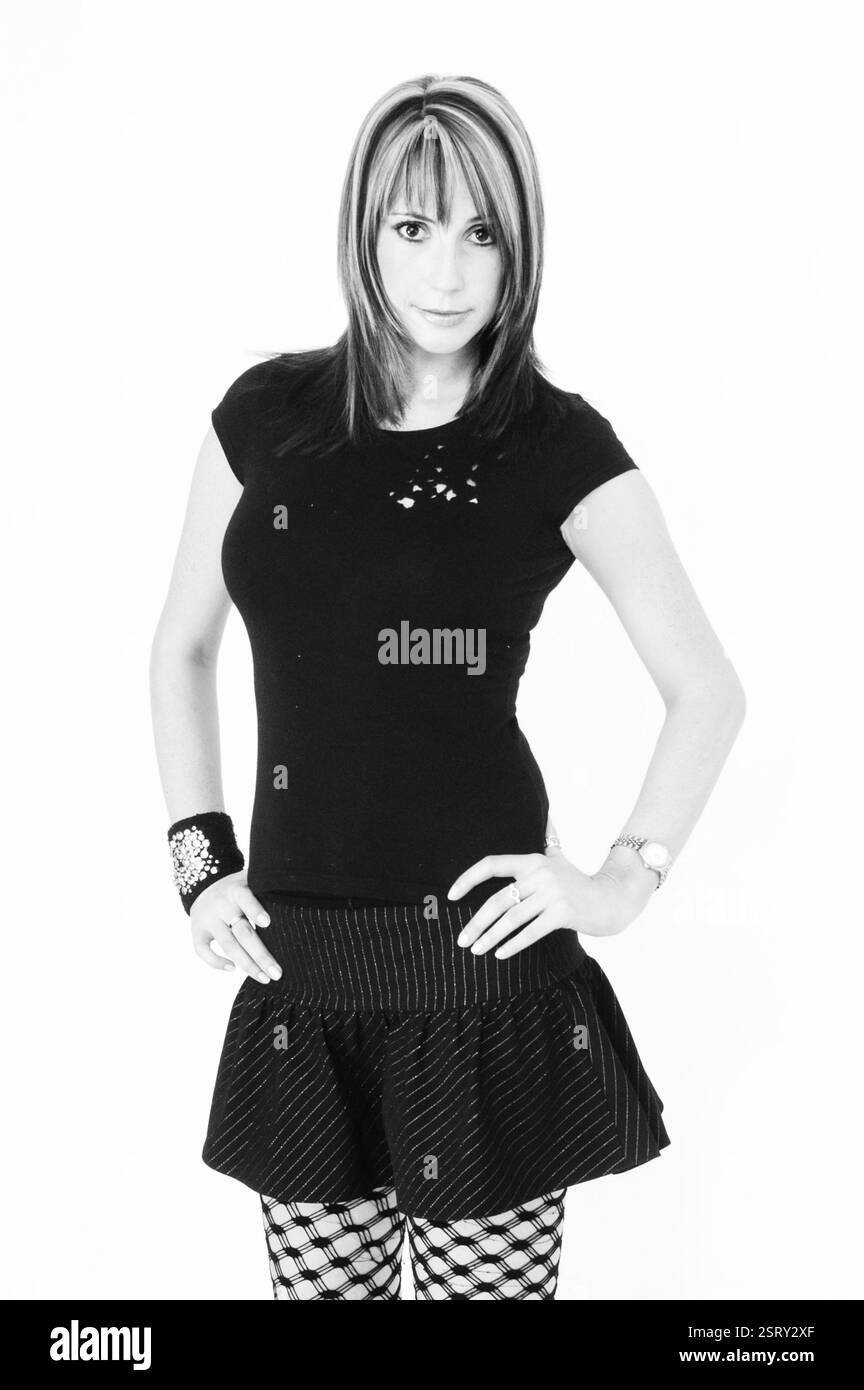 ALEX JONES, PRÉSENTATEUR de télévision, JEUNE, SHOOTING DE MODE : un tournage de mode de style de rue pré-national de l'ère télévisée des années 2000 avec le présentateur de télévision Alex Jones, âgé de 26 ans, à Newport le 11 février 2004. Photographie : ROB WATKINS. INFO : Alex Jones est un présentateur de télévision gallois connu pour avoir co-animé 'The One Show' de BBC One depuis 2010. Réputée pour sa présence engageante et chaleureuse à l'écran, elle est devenue une figure aimée de la télévision britannique, contribuant à divers programmes et projets. Banque D'Images