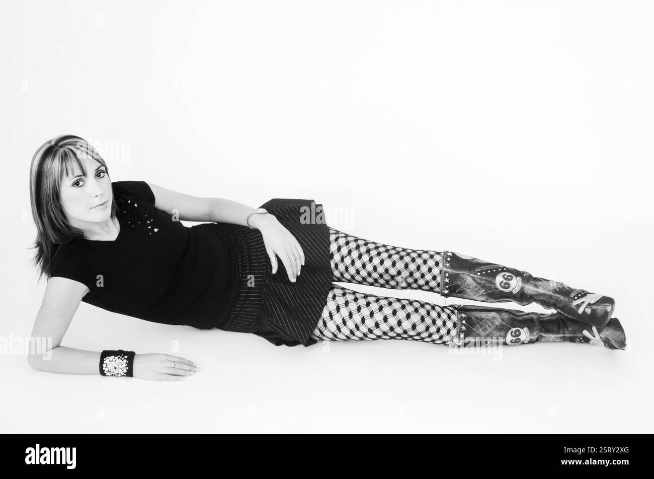 ALEX JONES, PRÉSENTATEUR de télévision, JEUNE, SHOOTING DE MODE : un tournage de mode de style de rue pré-national de l'ère télévisée des années 2000 avec le présentateur de télévision Alex Jones, âgé de 26 ans, à Newport le 11 février 2004. Photographie : ROB WATKINS. INFO : Alex Jones est un présentateur de télévision gallois connu pour avoir co-animé 'The One Show' de BBC One depuis 2010. Réputée pour sa présence engageante et chaleureuse à l'écran, elle est devenue une figure aimée de la télévision britannique, contribuant à divers programmes et projets. Banque D'Images