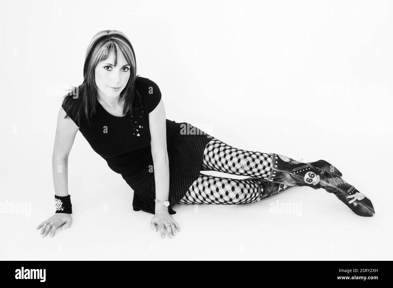 ALEX JONES, PRÉSENTATEUR de télévision, JEUNE, SHOOTING DE MODE : un tournage de mode de style de rue pré-national de l'ère télévisée des années 2000 avec le présentateur de télévision Alex Jones, âgé de 26 ans, à Newport le 11 février 2004. Photographie : ROB WATKINS. INFO : Alex Jones est un présentateur de télévision gallois connu pour avoir co-animé 'The One Show' de BBC One depuis 2010. Réputée pour sa présence engageante et chaleureuse à l'écran, elle est devenue une figure aimée de la télévision britannique, contribuant à divers programmes et projets. Banque D'Images