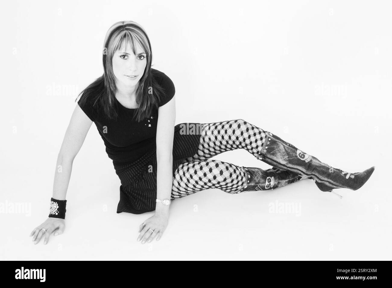 ALEX JONES, PRÉSENTATEUR de télévision, JEUNE, SHOOTING DE MODE : un tournage de mode de style de rue pré-national de l'ère télévisée des années 2000 avec le présentateur de télévision Alex Jones, âgé de 26 ans, à Newport le 11 février 2004. Photographie : ROB WATKINS. INFO : Alex Jones est un présentateur de télévision gallois connu pour avoir co-animé 'The One Show' de BBC One depuis 2010. Réputée pour sa présence engageante et chaleureuse à l'écran, elle est devenue une figure aimée de la télévision britannique, contribuant à divers programmes et projets. Banque D'Images