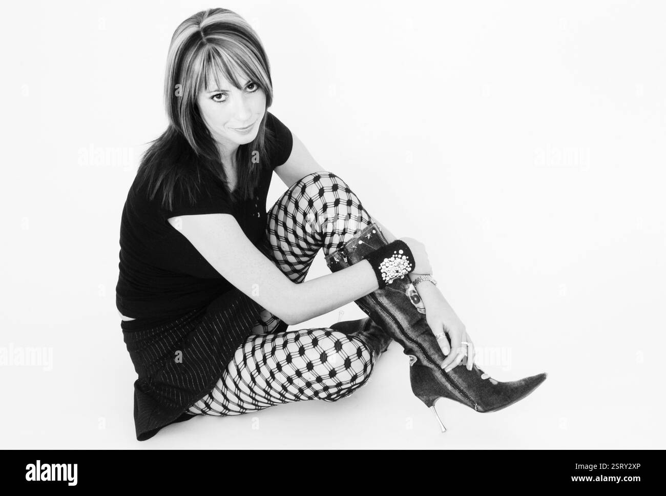 ALEX JONES, PRÉSENTATEUR de télévision, JEUNE, SHOOTING DE MODE : un tournage de mode de style de rue pré-national de l'ère télévisée des années 2000 avec le présentateur de télévision Alex Jones, âgé de 26 ans, à Newport le 11 février 2004. Photographie : ROB WATKINS. INFO : Alex Jones est un présentateur de télévision gallois connu pour avoir co-animé 'The One Show' de BBC One depuis 2010. Réputée pour sa présence engageante et chaleureuse à l'écran, elle est devenue une figure aimée de la télévision britannique, contribuant à divers programmes et projets. Banque D'Images