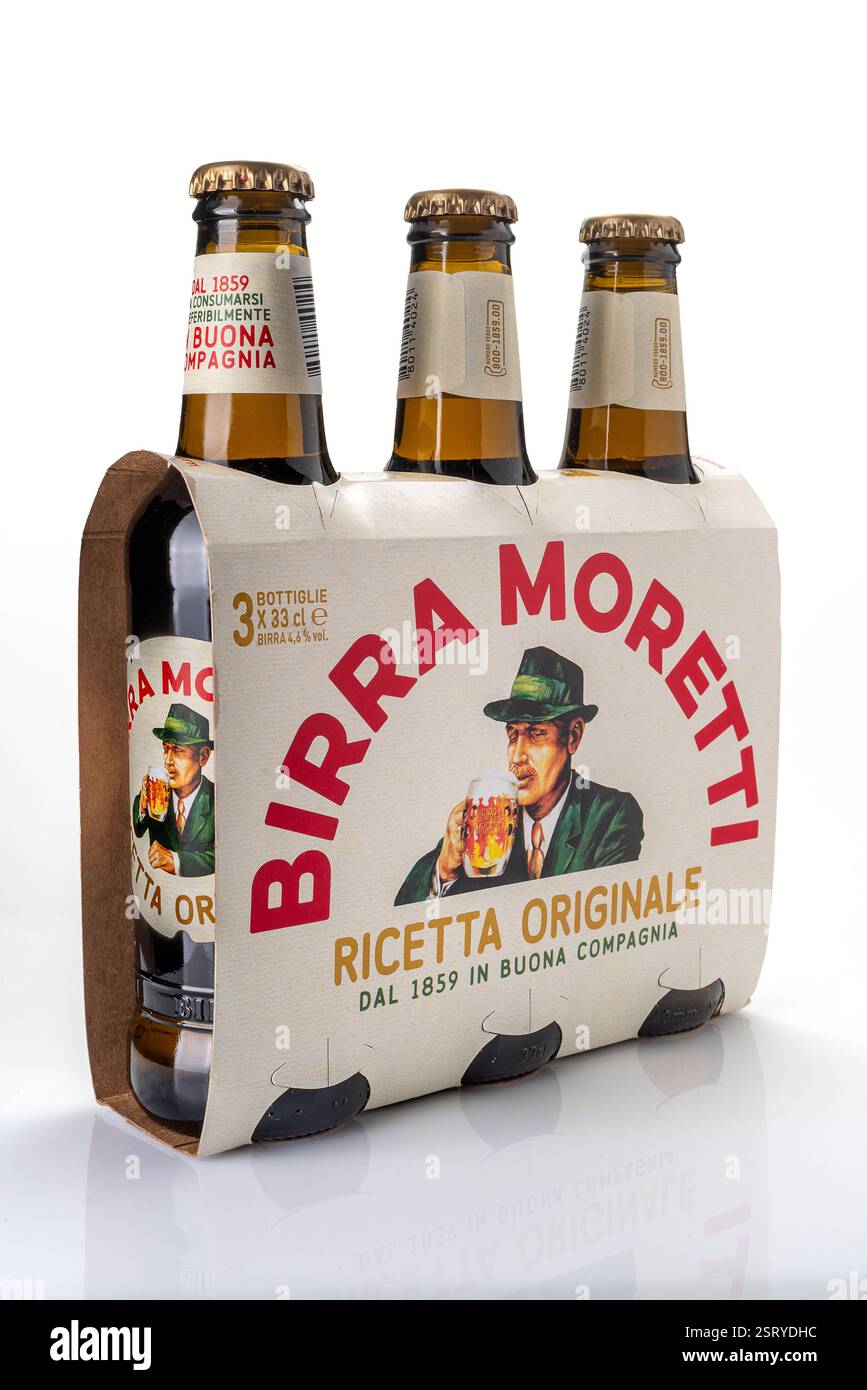 Italie - 16 février 2025 : Birra Moretti recette originale dans des bouteilles en verre brun emballé dans une boîte en carton à vendre sur fond blanc, un ami européen Banque D'Images
