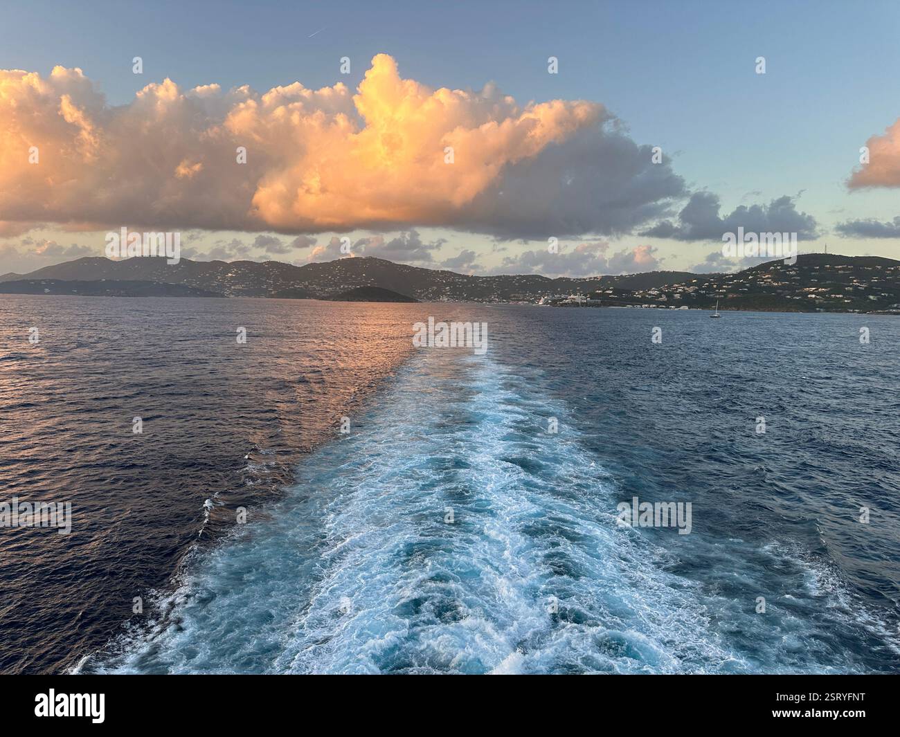 Le sillage d'un bateau de croisière au coucher du soleil dans les Caraïbes Banque D'Images