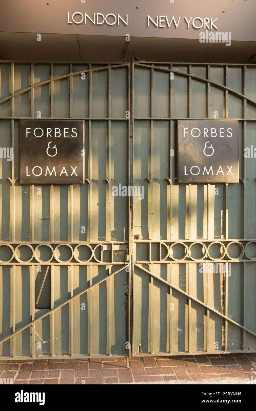 Entrée du magasin Forbes & Lomax, Londres, St John's Hill. Portes métalliques, probablement dans une rue de la ville. Banque D'Images