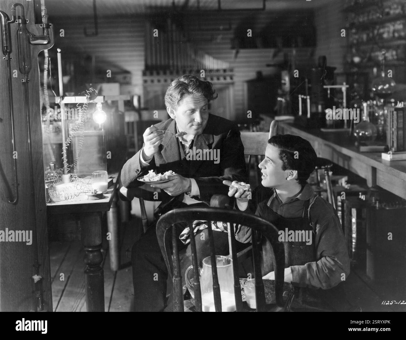 EDISON, L'HOMME SPENCER TRACY dans le rôle de Thomas Edison, GENE REYNOLDS date : 1940 Banque D'Images