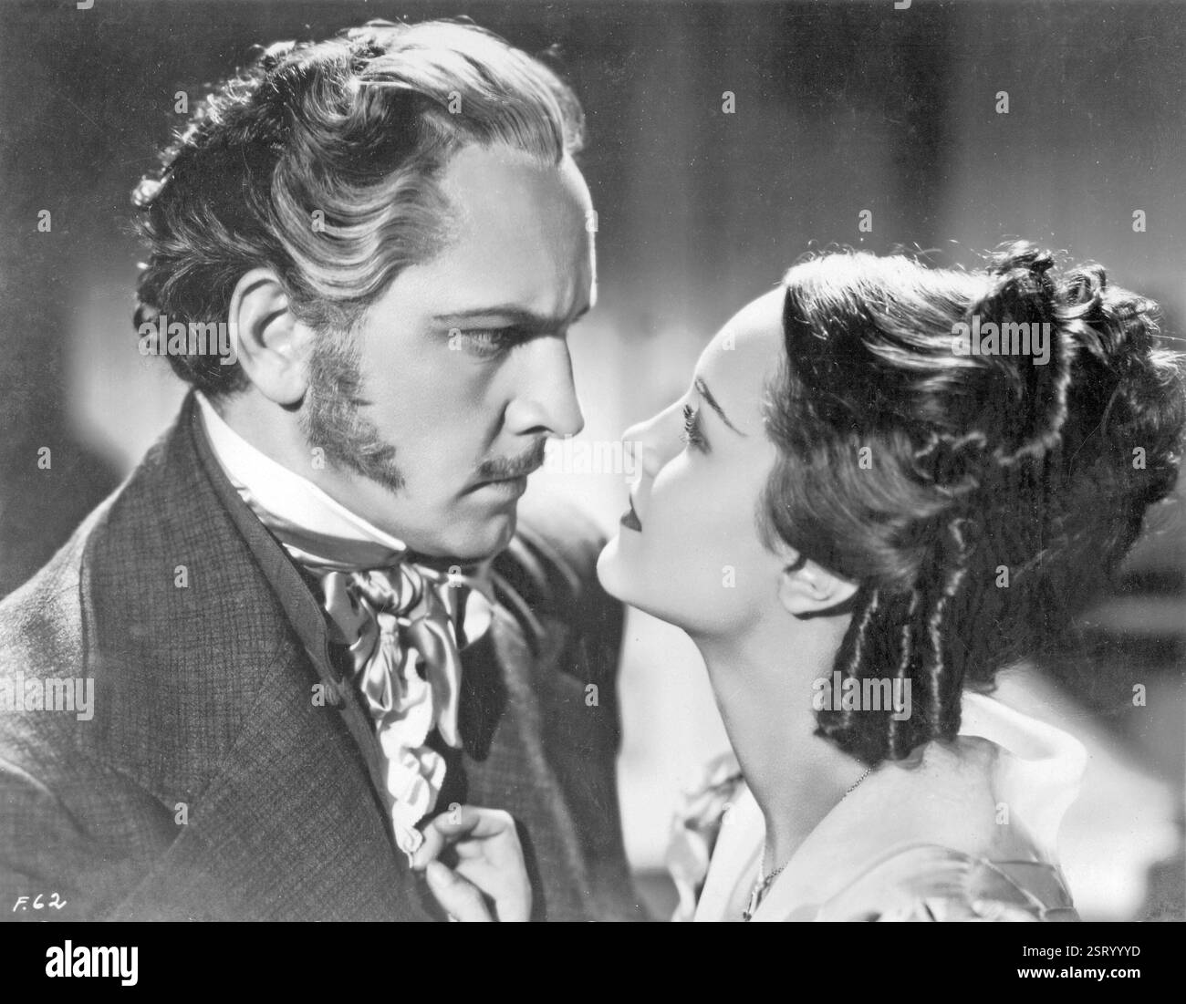 LES MISÉRABLES FREDRIC MARCHENT dans le rôle de Jean Valjean, ROCHELLE HUDSON date : 1935 Banque D'Images