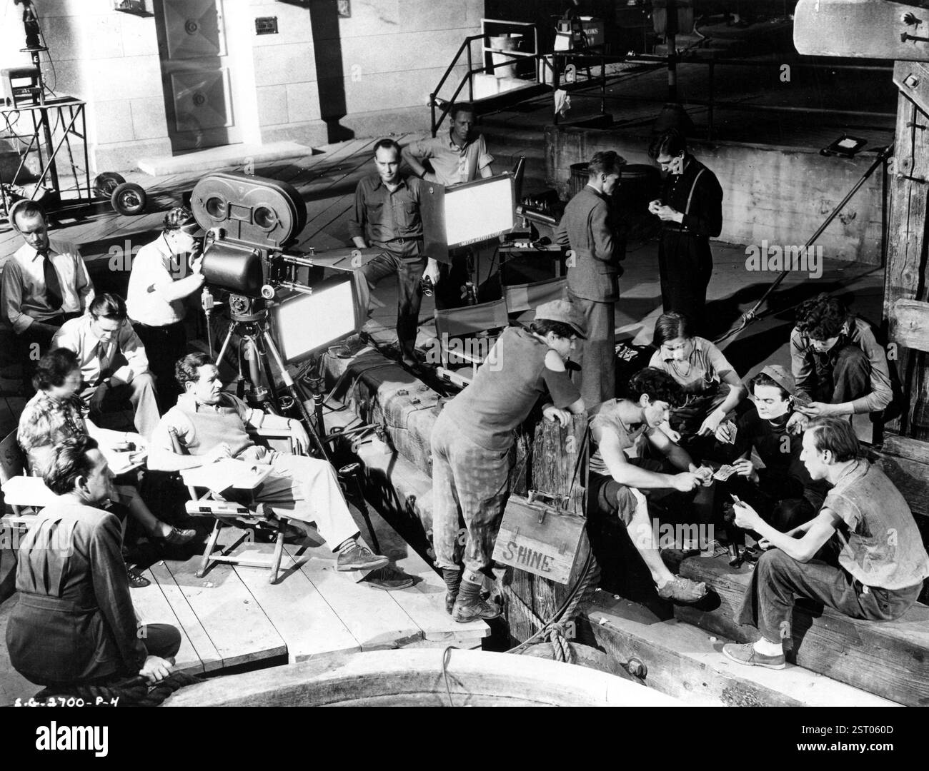 Le réalisateur WILLIAM WYLER, directeur de la photographie GREGG TOLAND derrière la caméra, THE DEAD END KIDS date : 1937 Banque D'Images