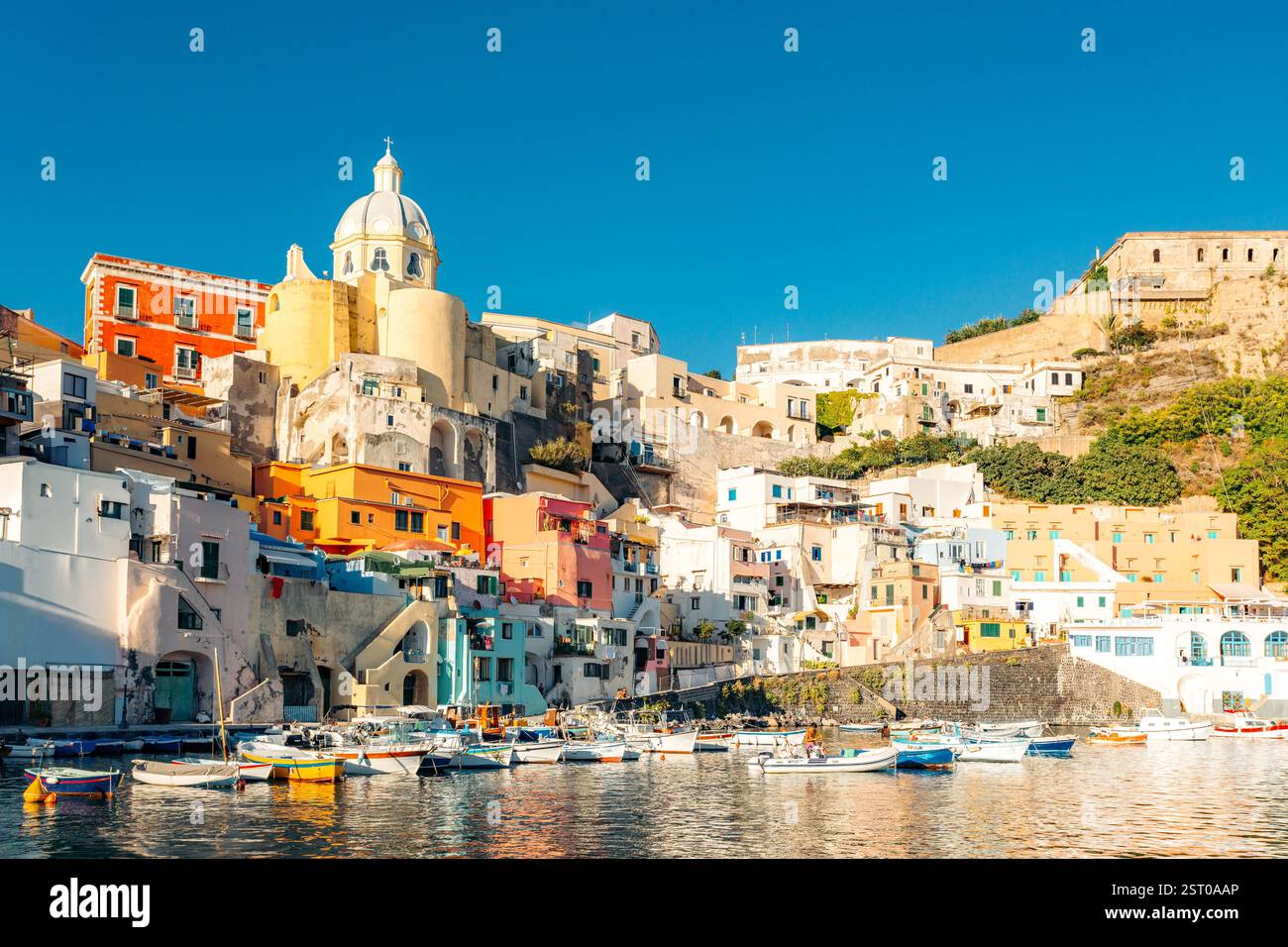 Port de Procida, bâtiments colorés, bateaux amarrés. Banque D'Images