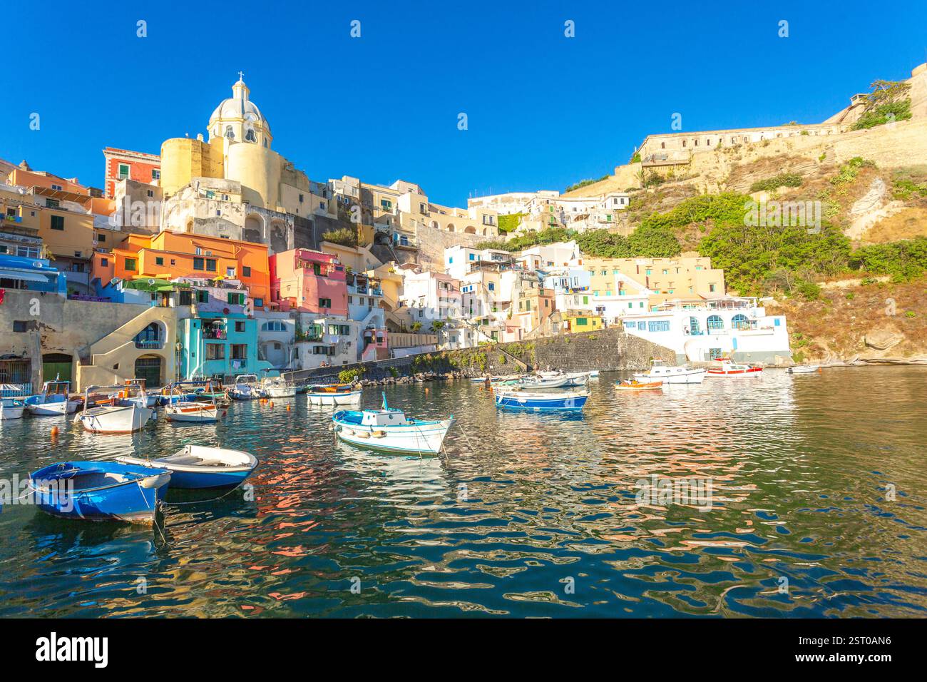 Port de Procida, bâtiments colorés, bateaux amarrés. Banque D'Images