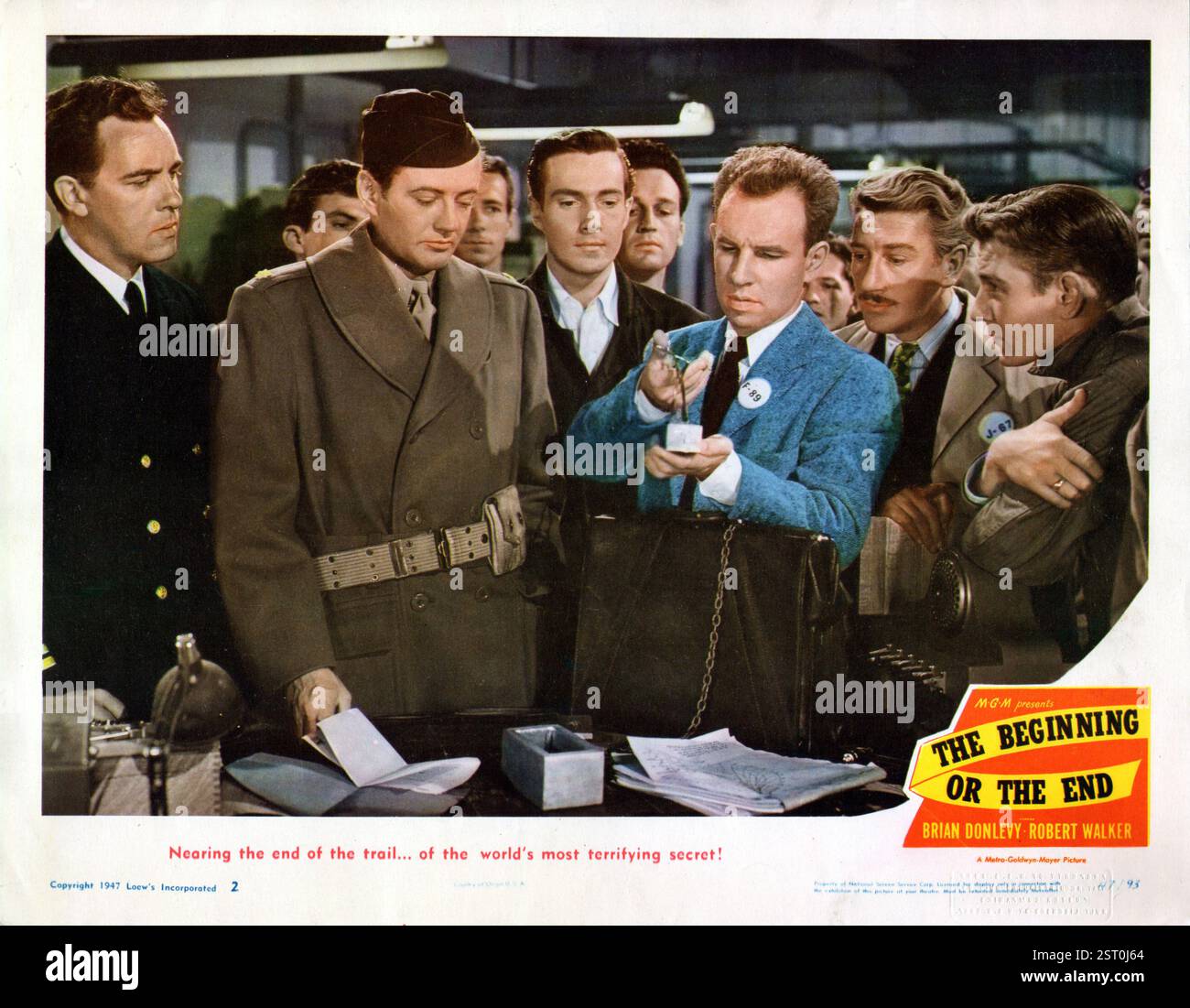 LE DÉBUT OU LA FIN [US 1947] [G-d] WARNER ANDERSON, ROBERT WALKER [deuxième à gauche], HURD HATFIELD, HUME CRONYN [en bleu] comme Dr J Robert Oppenheimer, RICHARD HAYDEN, TOM DRAKE date : 1947 Banque D'Images