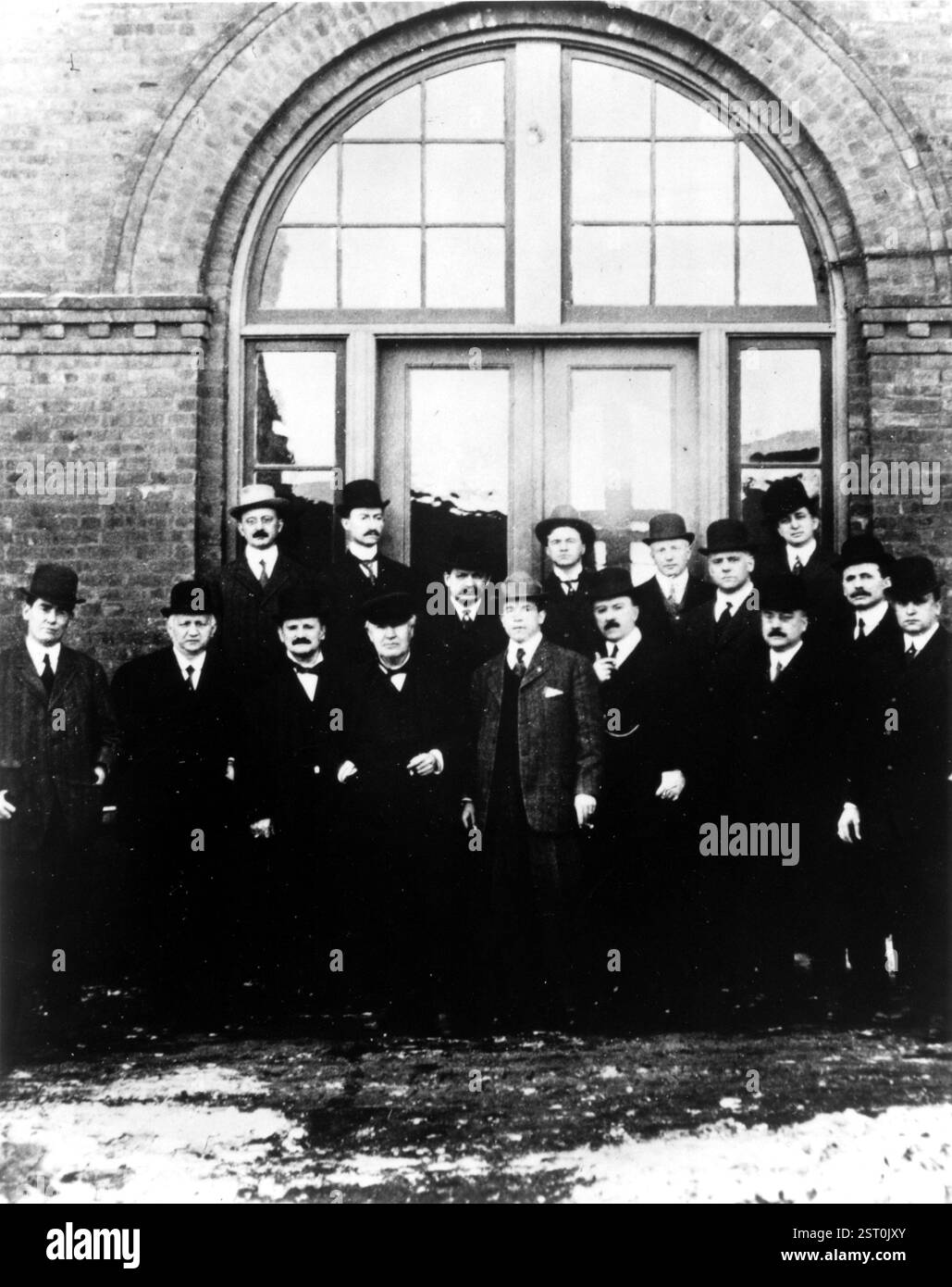 Les membres de la Motion Picture Patents Company, qui a été formée à la suite de la lutte de Thomas Edison pour dominer le marché du cinéma, avec l'intention d'imposer le monopole sur tous les films et caméras du marché. THOMAS EDISON [1847 - 1931], inventeur américain et pionnier du cinéma, est quatrième à partir de la gauche, au premier rang. Date : 1931 Banque D'Images