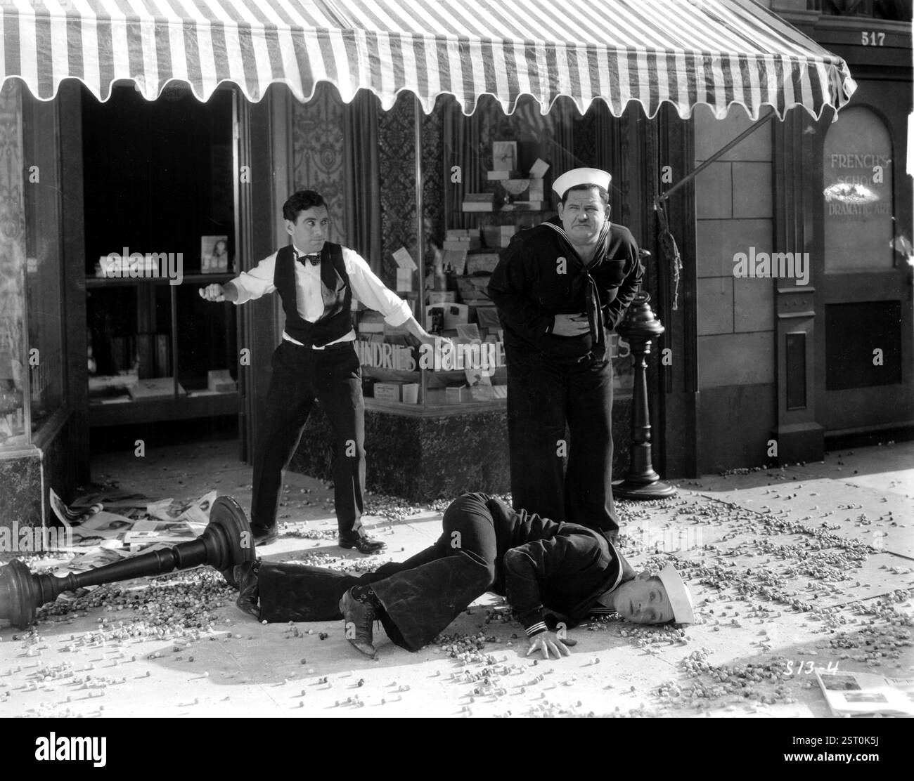 DEUX TARS [US 1928] CHARLIE HALL, STAN LAUREL, OLIVER HARDY date : 1928 Banque D'Images