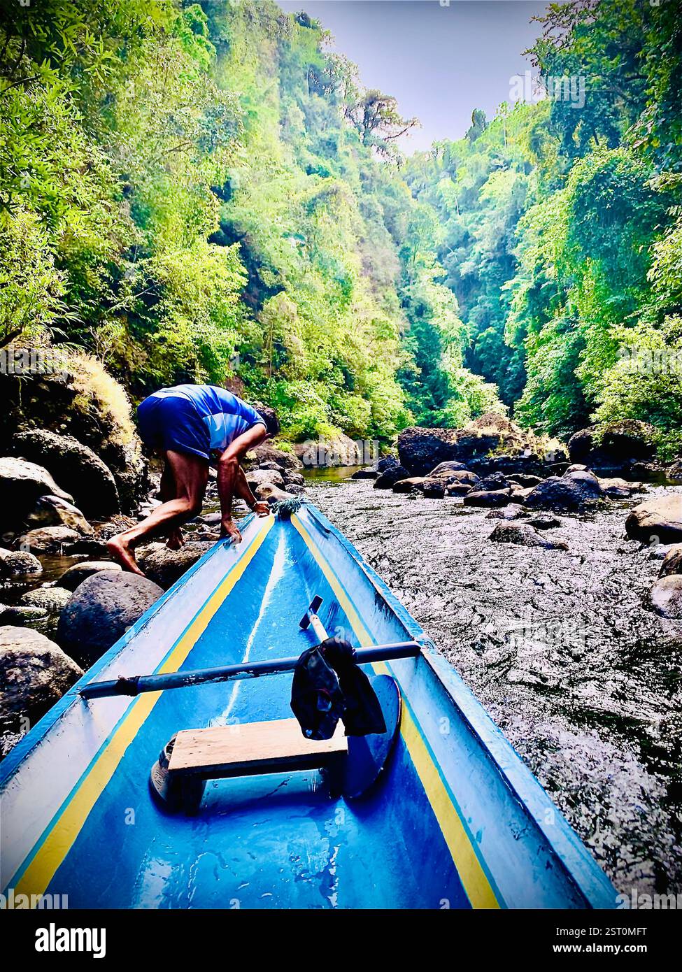 batelier tirant un bateau en amont de la rivière - Image de stock capturée avec un smartphone