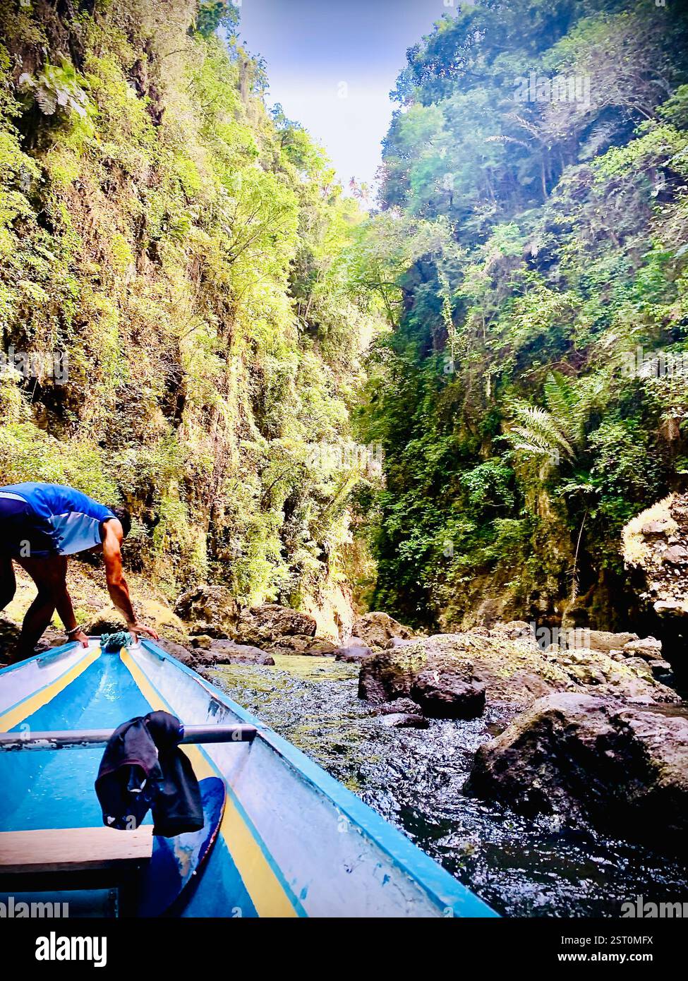 batelier tirant son bateau en amont de la rivière - Image de stock capturée avec un smartphone