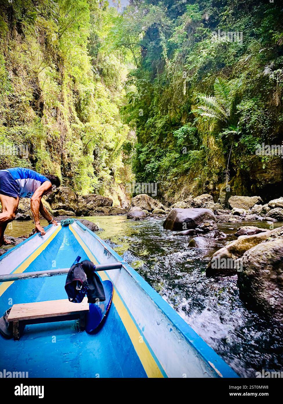 batelier tirant son bateau en amont de la rivière - Image de stock capturée avec un smartphone