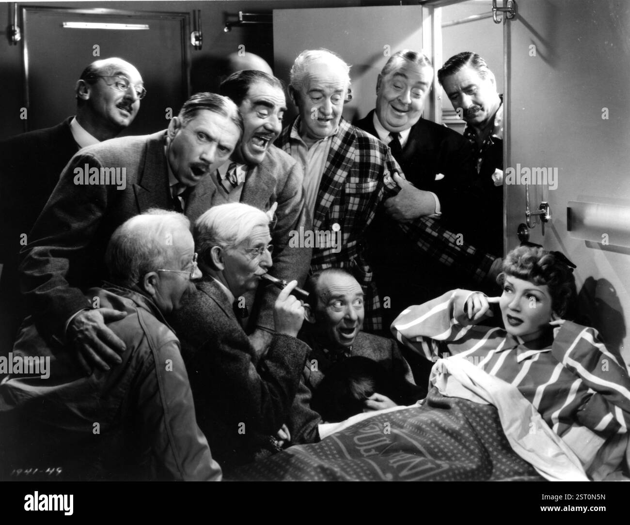 THE PALM BEACH STORY [US 1942] CLAUDETTE COLBERT EN BAS À DROITE. [De gauche à droite] TORBEN MEYER, JACK NORTON ?, DEWEY ROBINSON [sourcils du centre], ?, ROBERT GREIG [deuxième à partir de la droite], ? [Bas de gauche à droite] CHESTER CONKLIN, JIMMY CONLIN, ROSCOE Ates [bas à droite] date : 1942 Banque D'Images