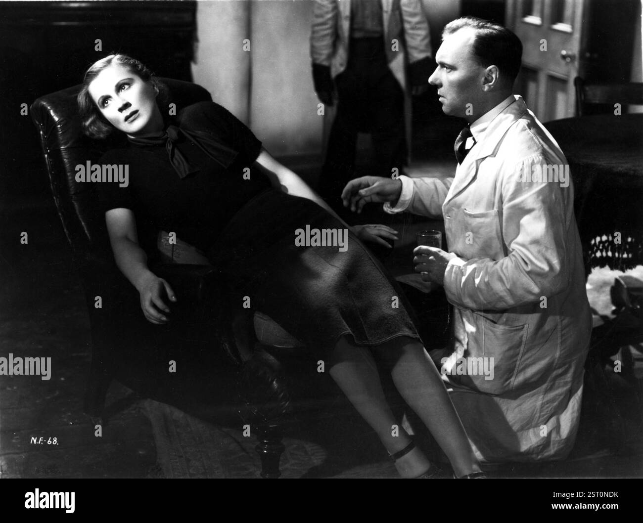 LA NUIT DE L'INCENDIE [BR 1939] ALIAS LA FUGITIVE DIANA WYNYARD, RALPH RICHARDSON date : 1939 Banque D'Images