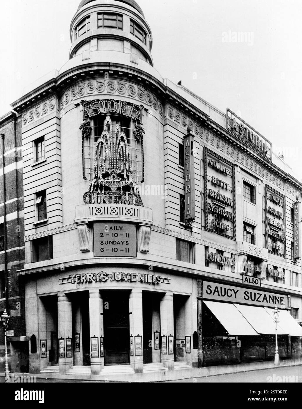 CINÉMA ASTORIA, CHARING CROSS ROAD, LONDRES [? Circa 1926 - 1928] [maintenant montrant PAULINE FREDERICK [1883-1938] dans 'JOSSELYN'S WIFE' [US 1926] mais sortie au Royaume-Uni le 23 janvier 1928. Attractions à venir BETTY BRONSON [1906 -1971] dans 'EVERYBODY'S ACTING' [US 1926] mais toutes les dates de sortie en Europe sont en 1928.] Date : 1928 Banque D'Images