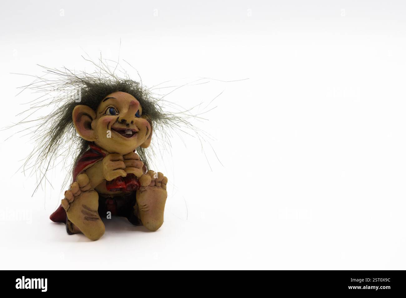 Jouet troll mignon drôle. Figurine de troll sur fond blanc Banque D'Images