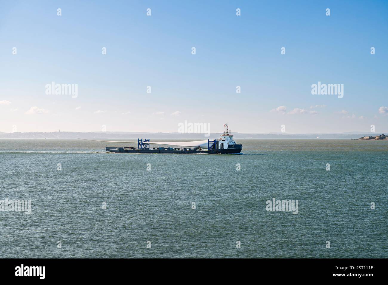 Le cargo de pont MTB Blade Runner Two transporte une pale d'éolienne récupérée de l'île de Wight jusqu'à l'installation de Vestas dans le port de Portsmouth Banque D'Images