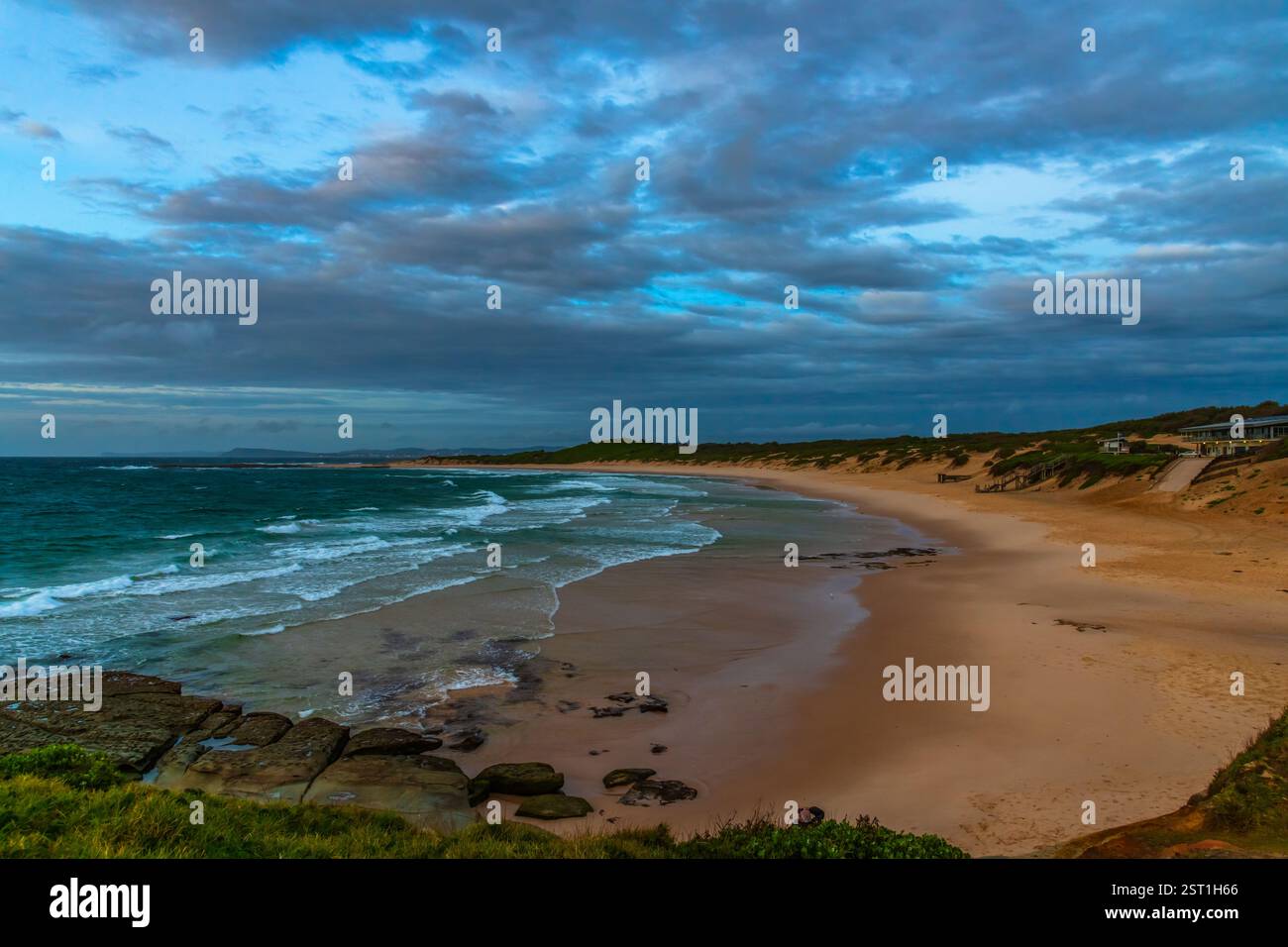Un lever de soleil venteux sur la mer depuis Soldiers Beach à Norah Head, NSW, Australie. Banque D'Images