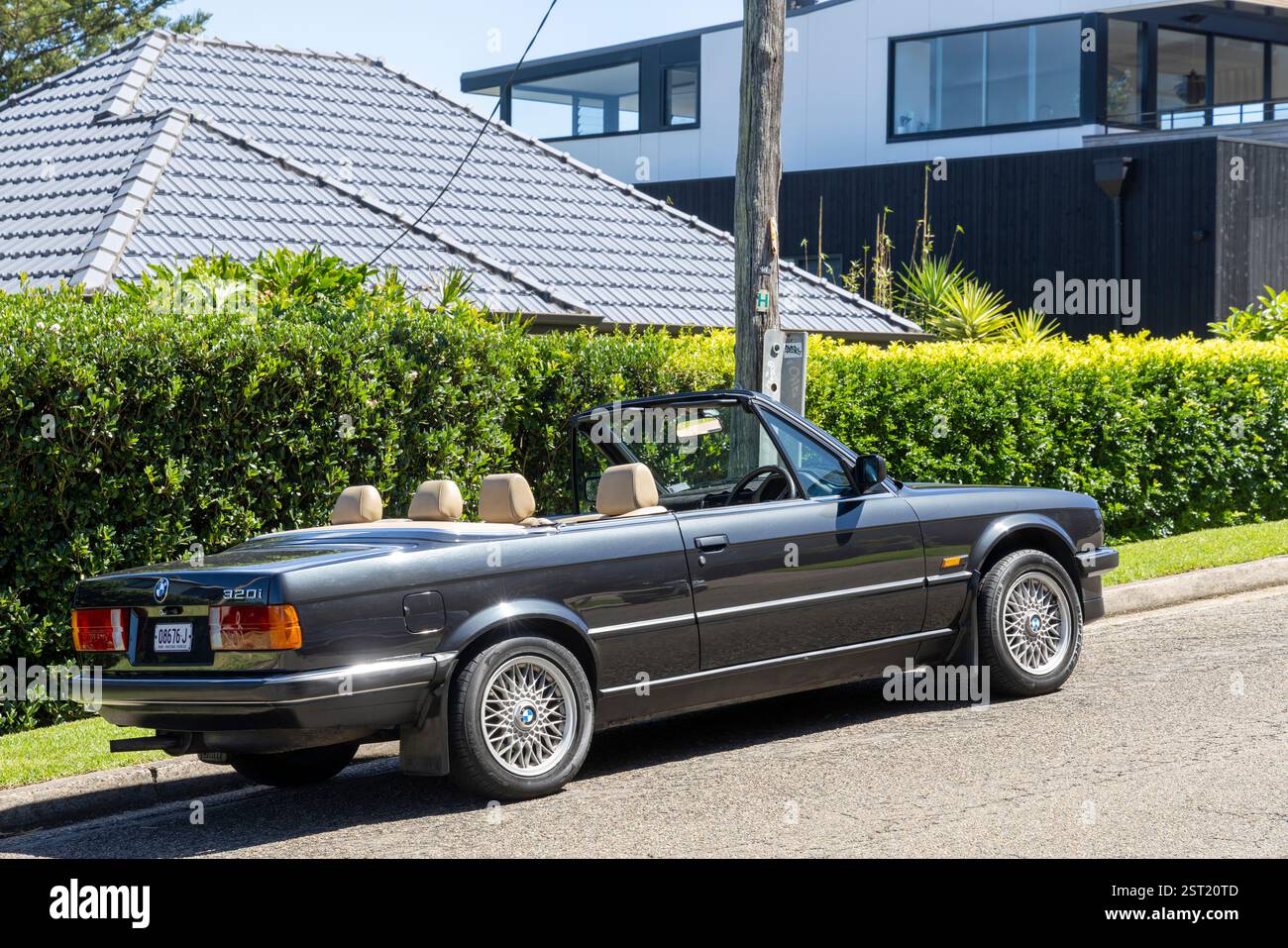 BMW série 3 Cabriolet (E30) fabriqué 1986 - 1993, 320i modèle cabriolet stationné à Narrabeen, Sydney, NSW, Australie en 2025 Banque D'Images