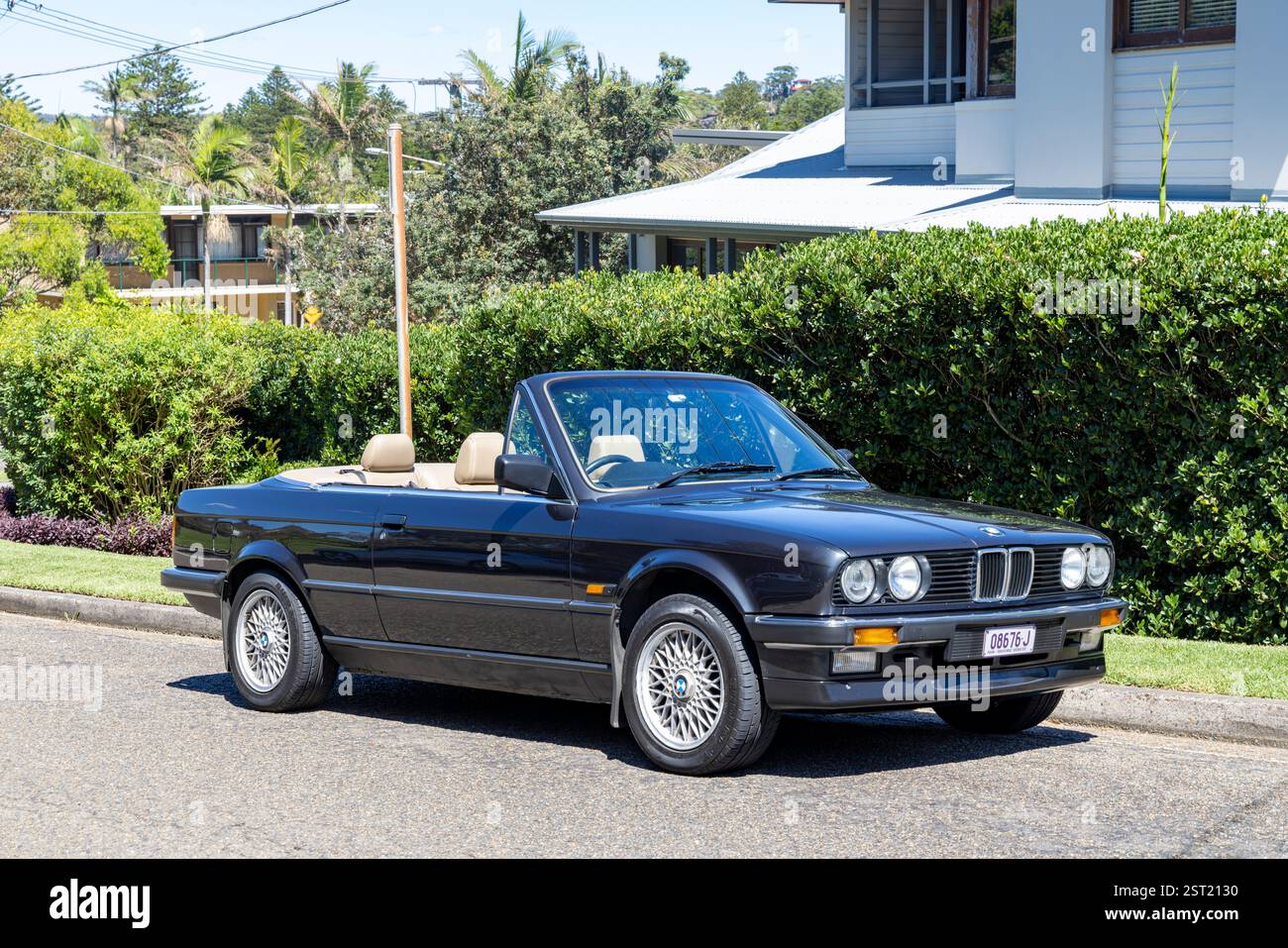 BMW série 3 Cabriolet (E30) fabriqué 1986 - 1993, 320i modèle cabriolet stationné à Narrabeen, Sydney, NSW, Australie en 2025 Banque D'Images
